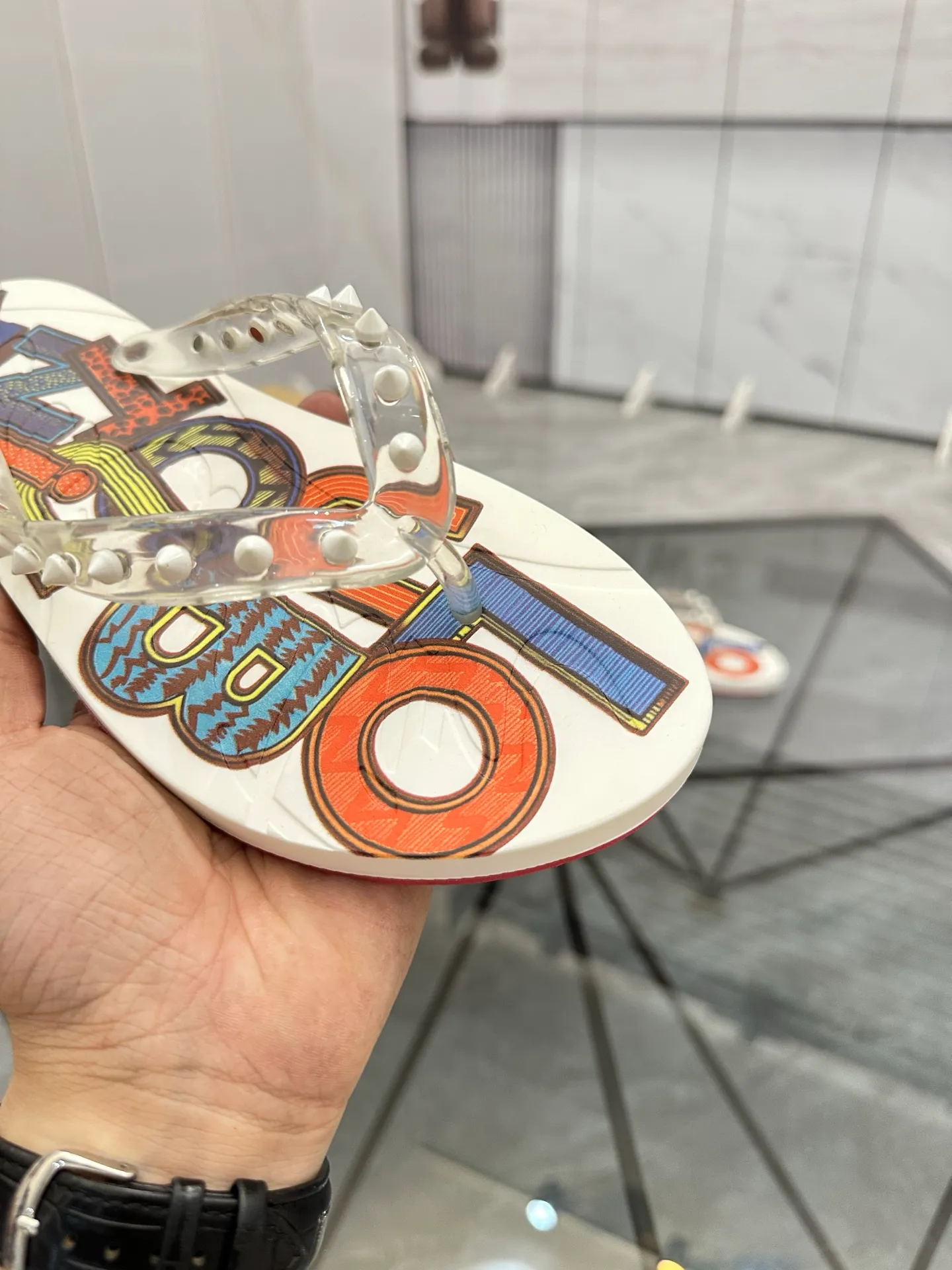 Men's shoes: 💰P280¥ Product trademark: CL red-soled shoes* "CL*" flip-flops Regular size: 36-44 (can be customized to 45.46) Couple style Product materials: Original material from upper counter, 5D color printing process, high-end rivets, original lining, original outsole. Number: 789